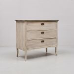 1241 1172 CHEST OF DRAWERS